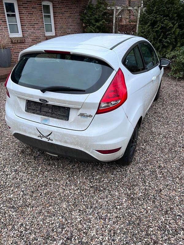 Gebraucht Ford Fiesta 60 PS (44 kW) 2012 Weiß Kleinwagen