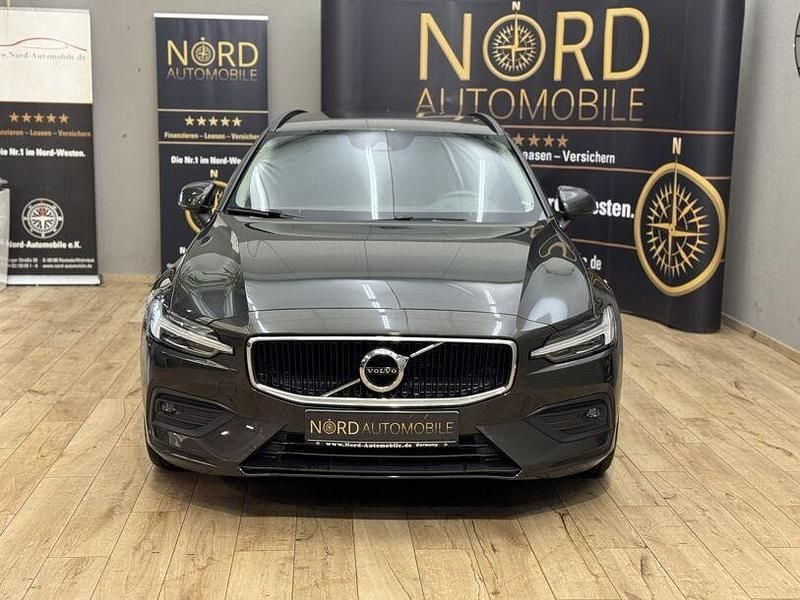 Gebraucht Volvo V60 Momentum 197 PS (144 kW) 2022 Pine grey metallic (metallic) Kombi
