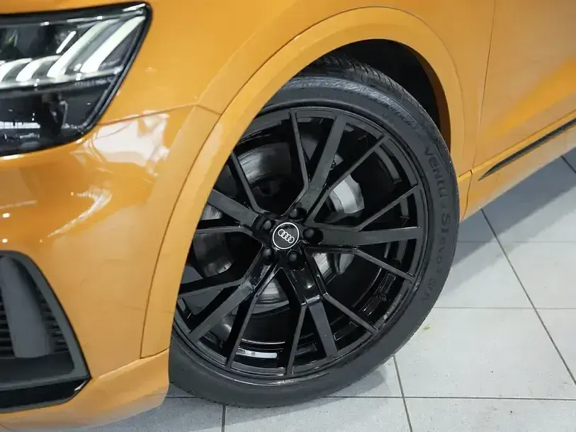 Używany Audi Q8 S-Line 286 KM (210 kW) 2019 Pomarańczowy SUV
