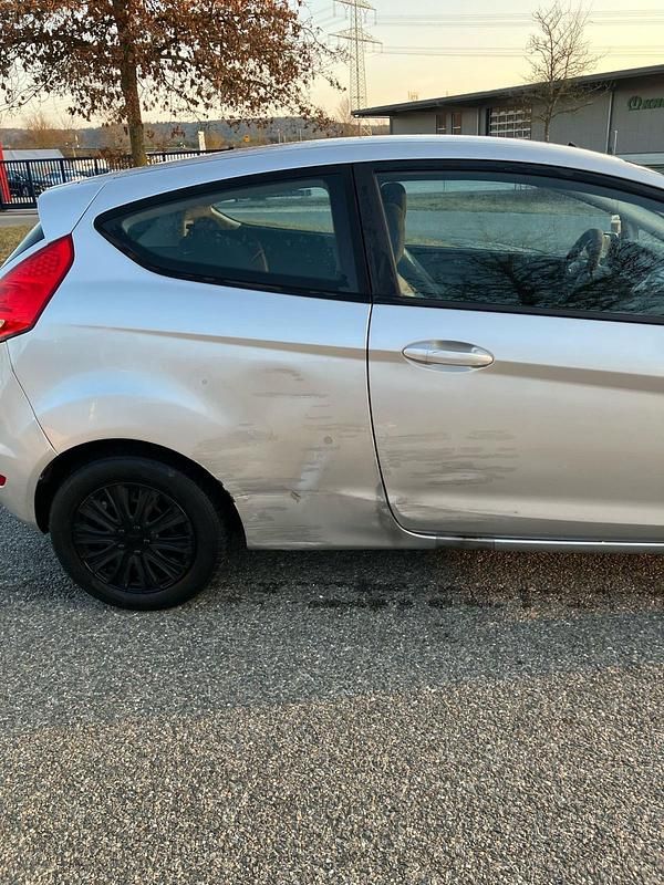 Gebraucht Ford Fiesta Trend 82 PS (60 kW) 2009 Silber Kleinwagen