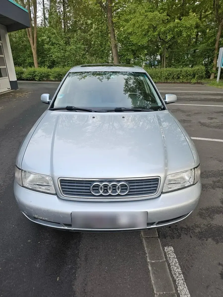 Second-hand Audi A4 100 CP (73 kW) 1997 Argintiu Berlinǎ