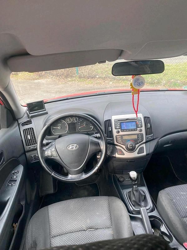 Gebraucht Hyundai i30 90 PS (66 kW) 2010 Rot Kombi