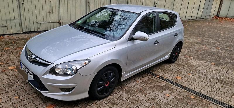 Silber Gebraucht 2012 Hyundai i30 Edition Kleinwagen | 4.800 € - Bild 1/4