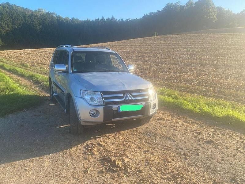 Silber Gebraucht 2010 Mitsubishi Pajero Instyle SUV | 9.900 € (Superpreis) - Bild 1/4