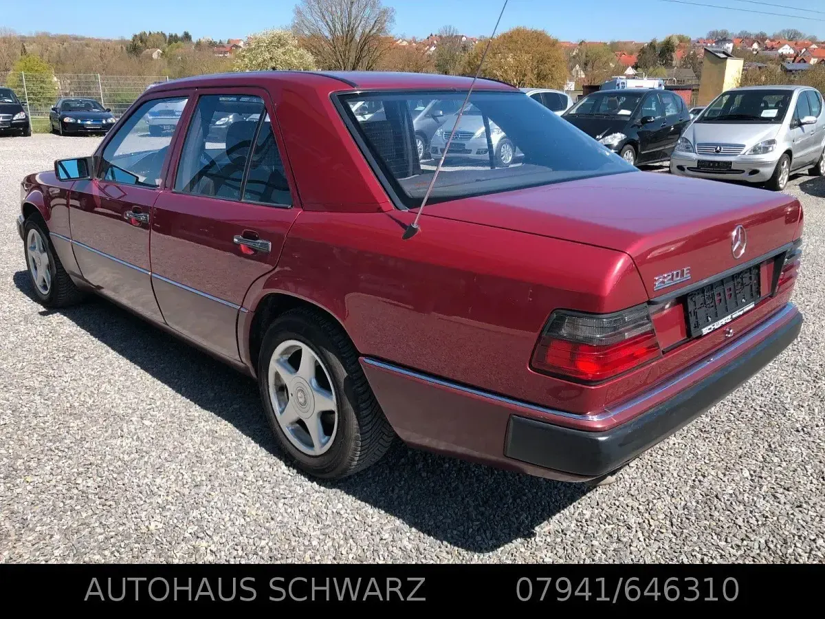 Gebraucht Mercedes E220 150 PS (110 kW) 1992 Rot Limousine