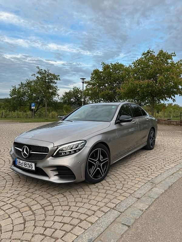 Grau Gebraucht 2018 Mercedes C220 AMG line Limousine | 26.700 € (Teuer) - Bild 1/4