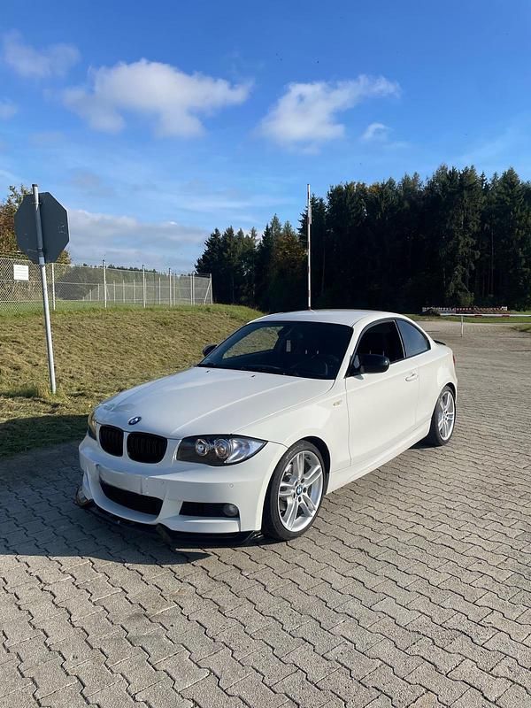 Weiß Gebraucht 2011 BMW 118 Coupé M Sport Coupé | 9.490 € (Teuer) - Bild 1/4