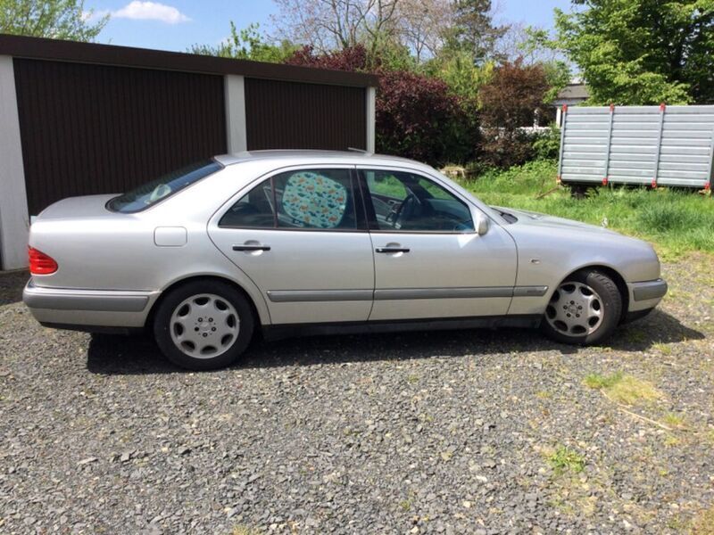 Silber Gebraucht 1996 Mercedes 320 Limousine | 3.600 € - Bild 1/4