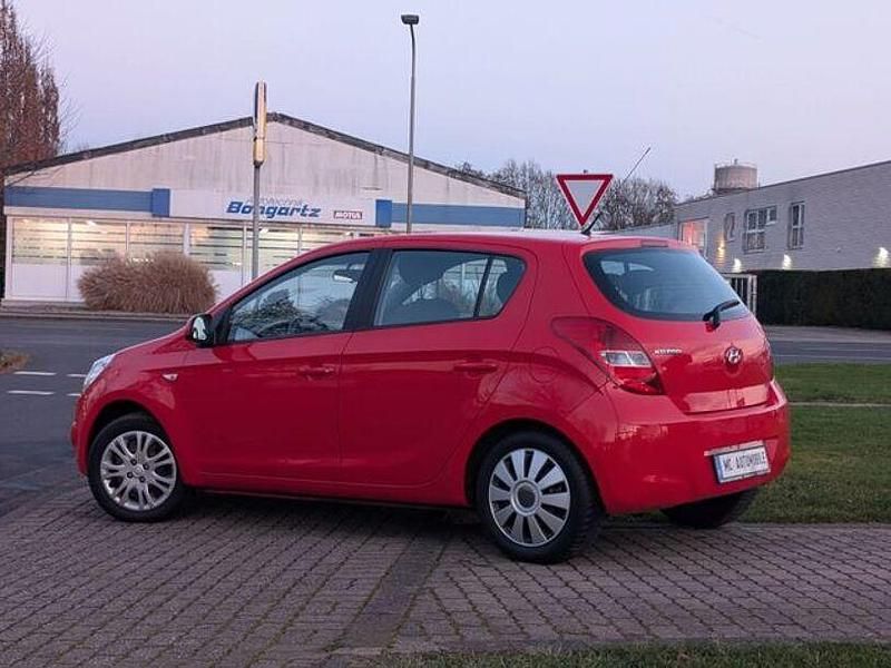 Gebraucht Hyundai i20 Comfort 101 PS (74 kW) 2009 Rot Kleinwagen
