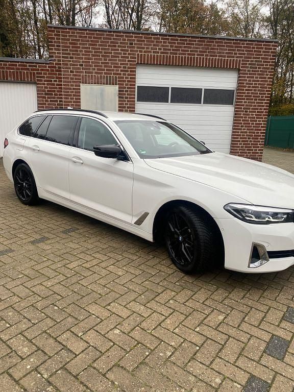 Weiß Gebraucht 2021 BMW 530e Luxury Line Kombi | 31.200 € (Superpreis) - Bild 1/4