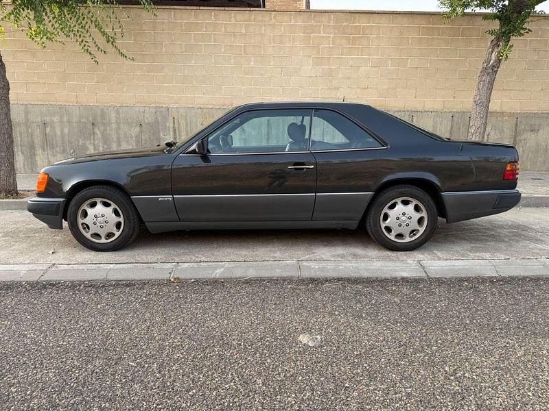 Grau Gebraucht 1992 Mercedes 230 | 6.800 € - Bild 1/4