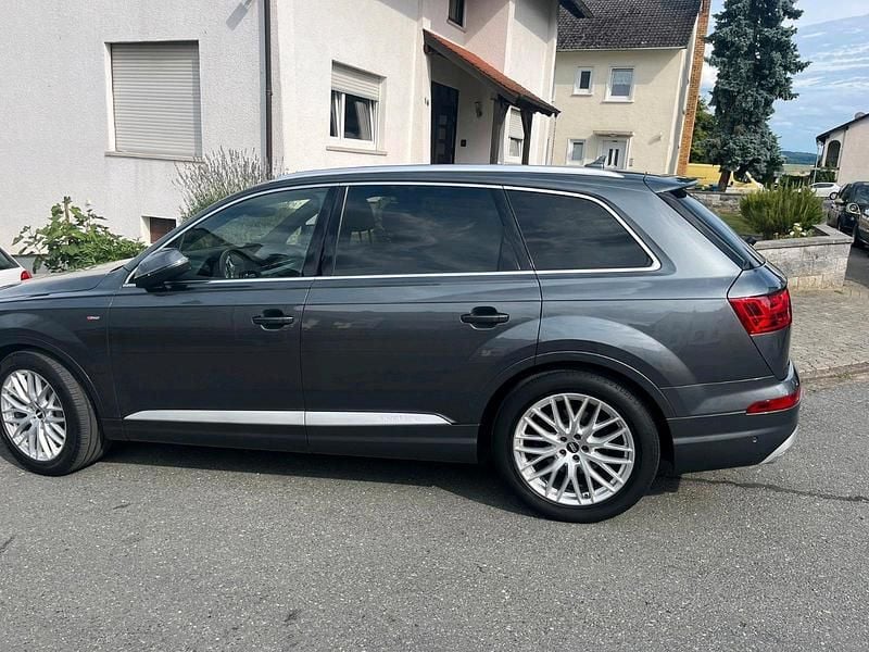 Grau Gebraucht 2016 Audi Q7 S-Line SUV | 31.900 € (Fairer Preis) - Bild 1/4
