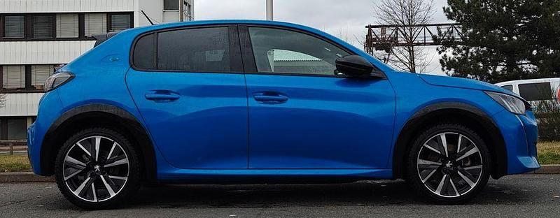 Blau Gebraucht 2023 Peugeot e-208 GT Kleinwagen | 20.500 € (Etwas zu teuer) - Bild 1/4