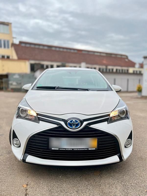 Weiß Gebraucht 2015 Toyota Yaris Hybrid Kleinwagen | 14.995 € (Fairer Preis) - Bild 1/4