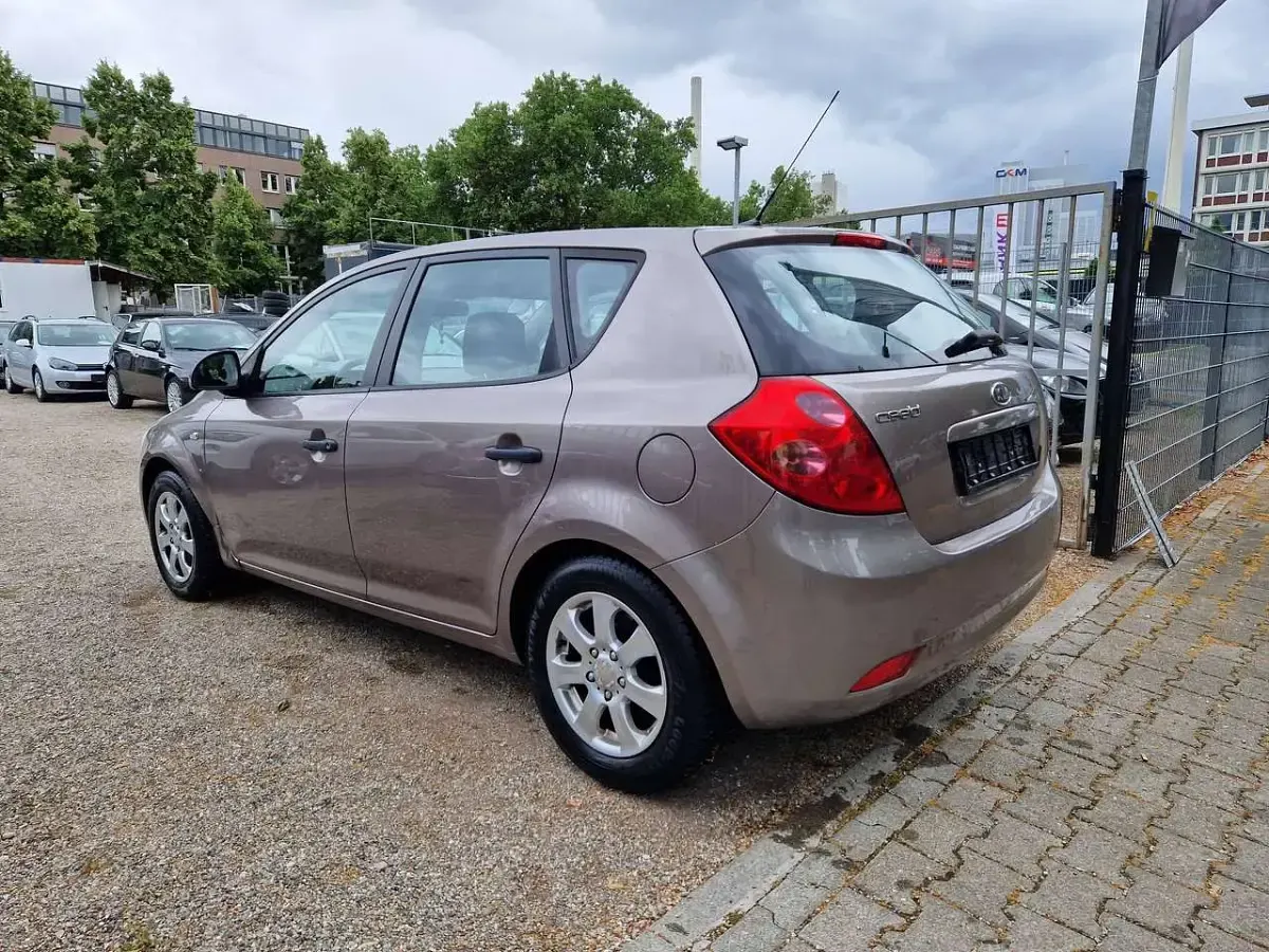 Gebraucht Kia Ceed LX 109 PS (80 kW) 2007 Pewter beige Kleinwagen