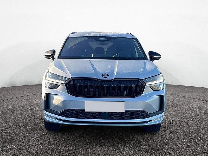 Brilliantsilber Gebraucht 2025 Skoda Kodiaq SportLine SUV | 44.190 € (Fairer Preis) - Bild 1/4