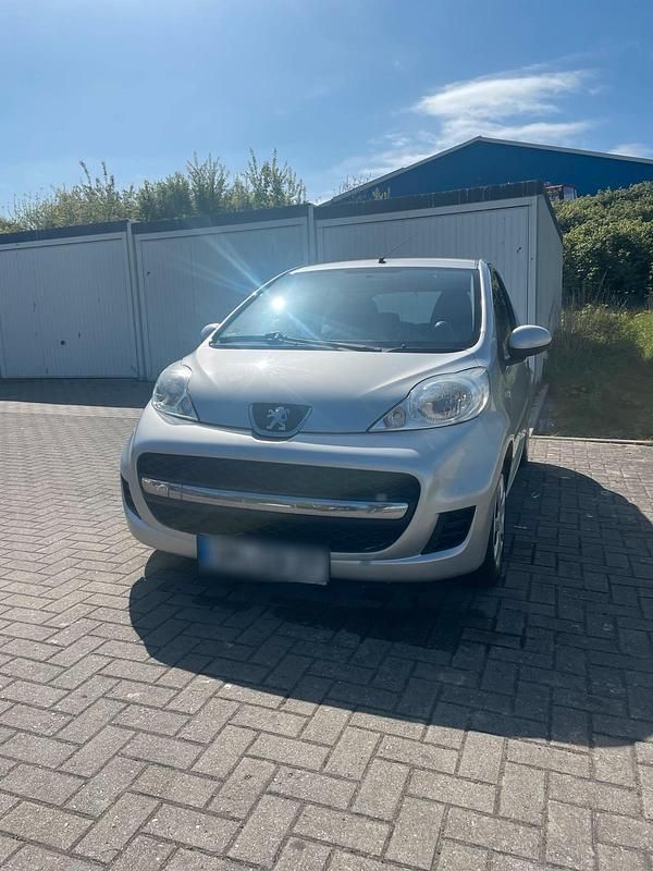 Gebraucht Peugeot 107 65 PS (47 kW) 2010 Silber Kleinwagen