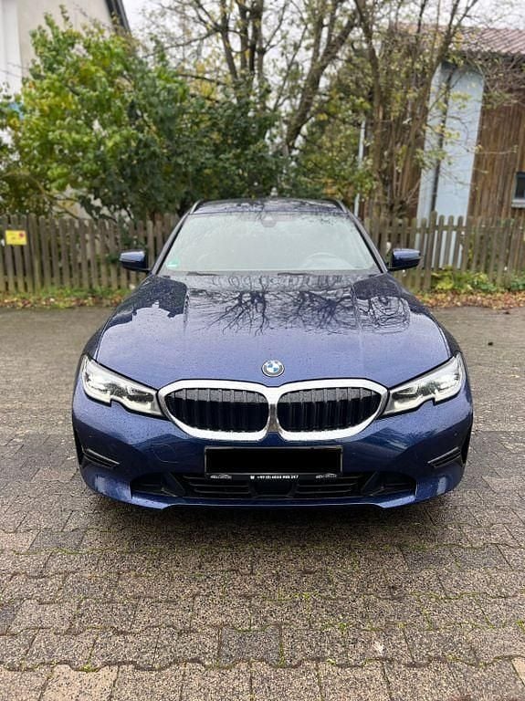 Blau Gebraucht 2020 BMW 330 Sport Line Kombi | 22.900 € (Superpreis) - Bild 1/4