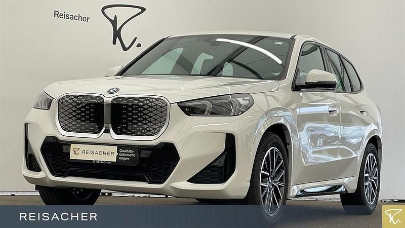 Alpinweiss Gebraucht 2024 BMW iX1 Shadowline SUV | 43.444 € (Fairer Preis) - Bild 1/4