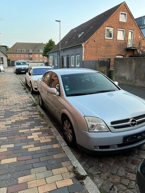 Grau Gebraucht 2002 Opel Vectra Limousine | 1.600 € - Bild 1/4