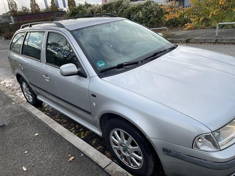 Silber Gebraucht 2002 Skoda Octavia Comfort Kombi | 999 € (Guter Preis) - Bild 1/4