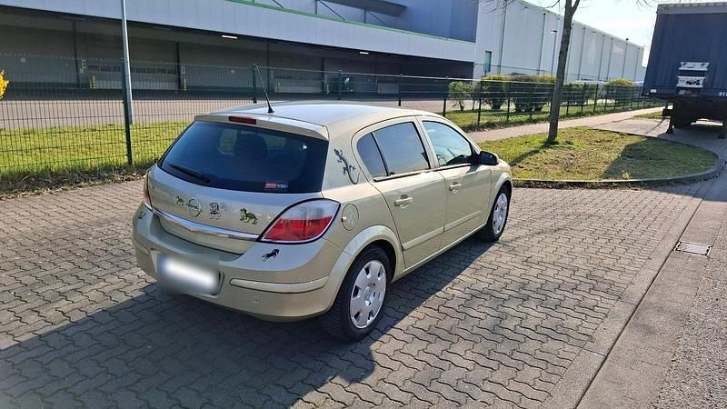 Gebraucht Opel Astra 105 PS (77 kW) 2004 Gold Limousine