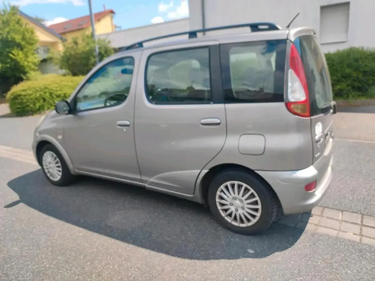 Gebraucht Toyota Yaris Verso 84 PS (61 kW) 2003 Grau Van / Kleinbus