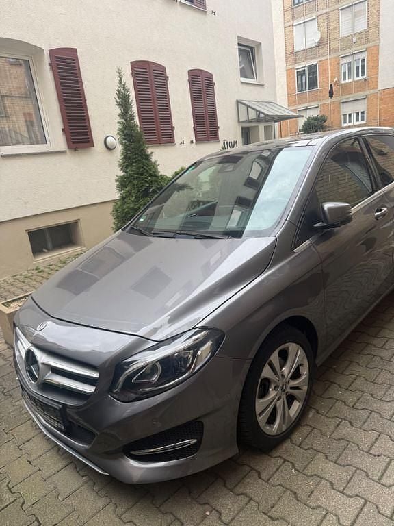 Gebraucht Mercedes B180 122 PS (89 kW) 2017 Grau Van / Kleinbus