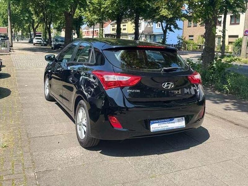 Gebraucht Hyundai i30 Edition 99 PS (72 kW) 2015 Phantom black / mic Kleinwagen