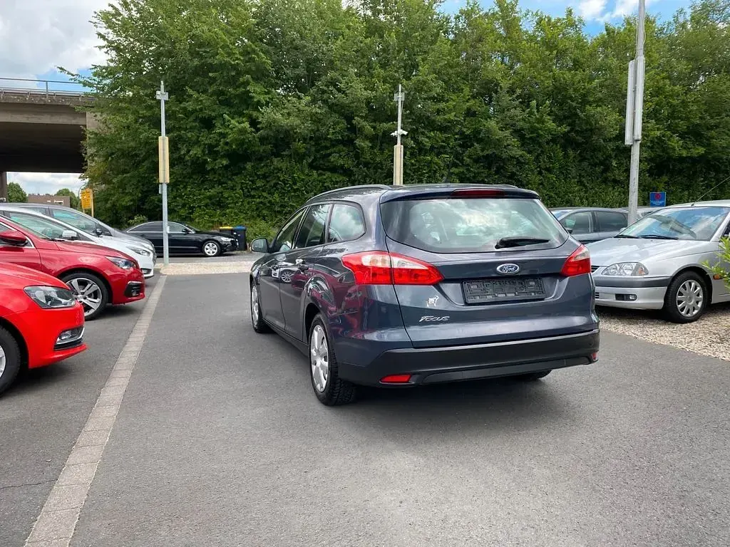 Gebraucht Ford Focus 105 PS (77 kW) 2012 Grau Limousine