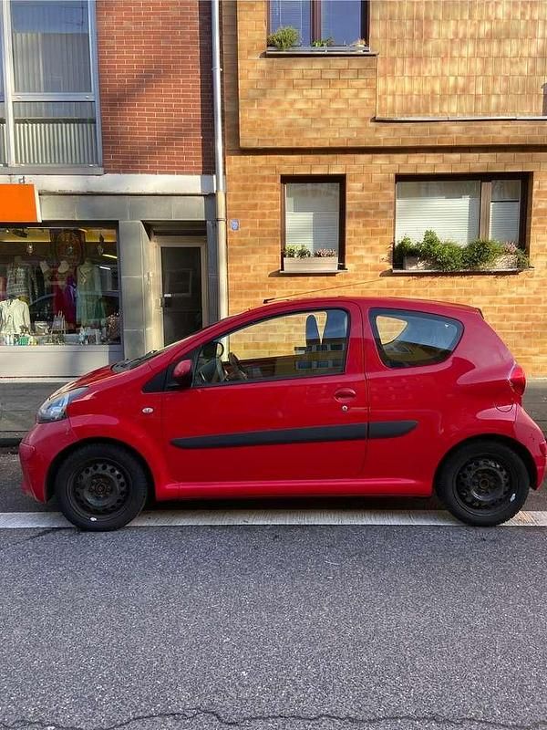 Gebraucht Toyota Aygo 68 PS (50 kW) 2006 Rot Kleinwagen