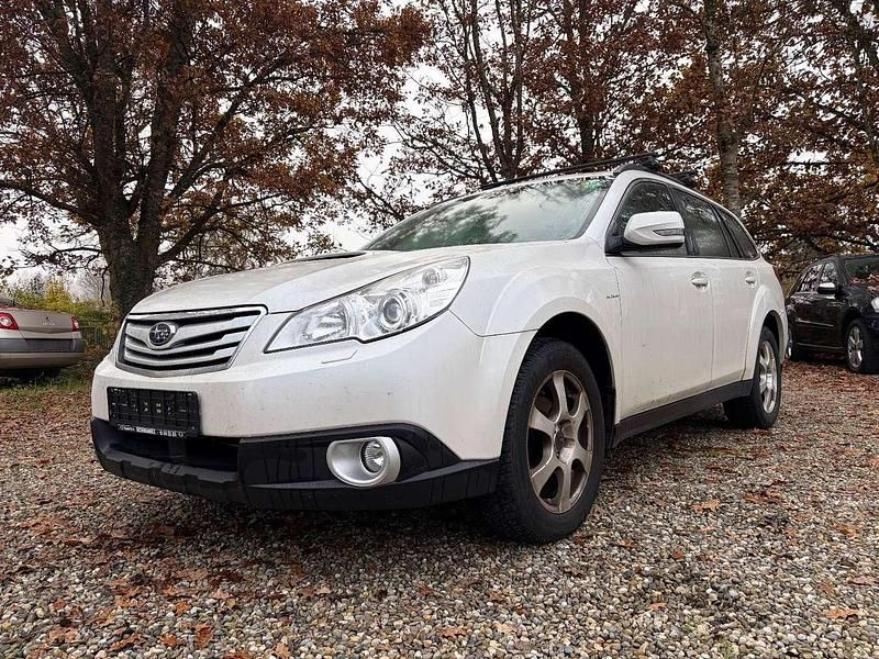 Weiß Gebraucht 2010 Subaru Legacy Active Kombi | 1.950 € - Bild 1/4
