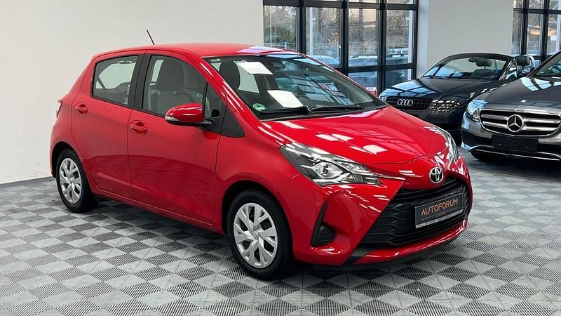 Rot Gebraucht 2018 Toyota Yaris Comfort Kleinwagen | 10.777 € (Fairer Preis) - Bild 1/4