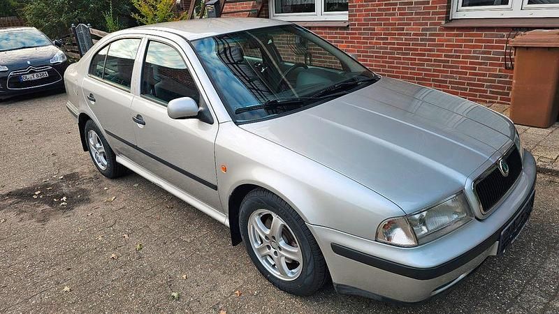 Silber Gebraucht 2000 Skoda Octavia Elegance Limousine | 2.950 € (Etwas zu teuer) - Bild 1/4