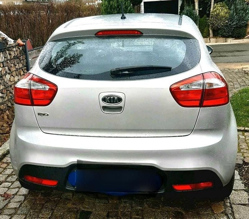 Gebraucht Kia Rio Attract 84 PS (61 kW) 2012 Silber Limousine