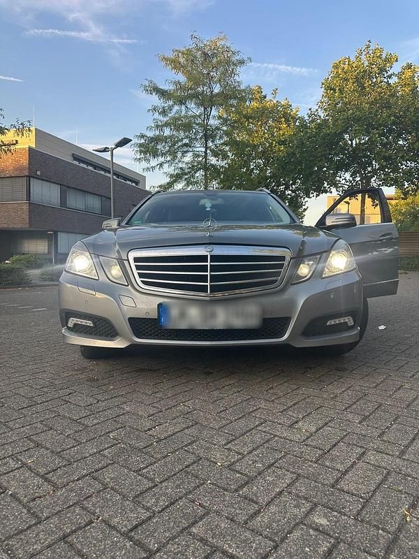 Grau Gebraucht 2010 Mercedes E200 Kombi | 4.650 € (Fairer Preis) - Bild 1/4