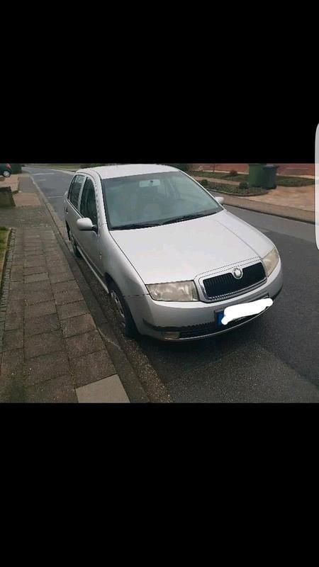 Silber Gebraucht 2002 Skoda Fabia Limousine | 1.100 € - Bild 1/4
