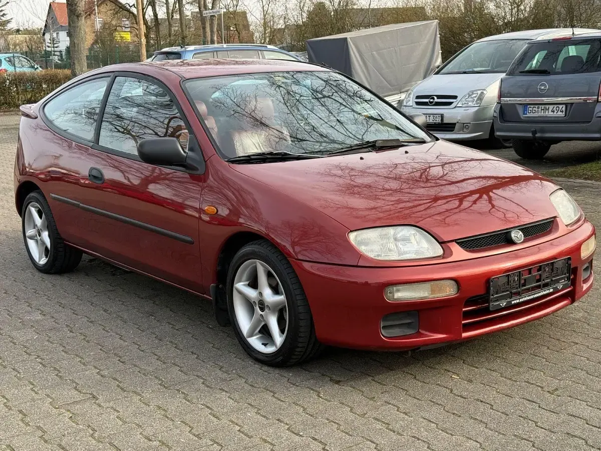 Używany Mazda 323 88 KM (64 kW) 1999 Czerwony Sedan/Limuzyna
