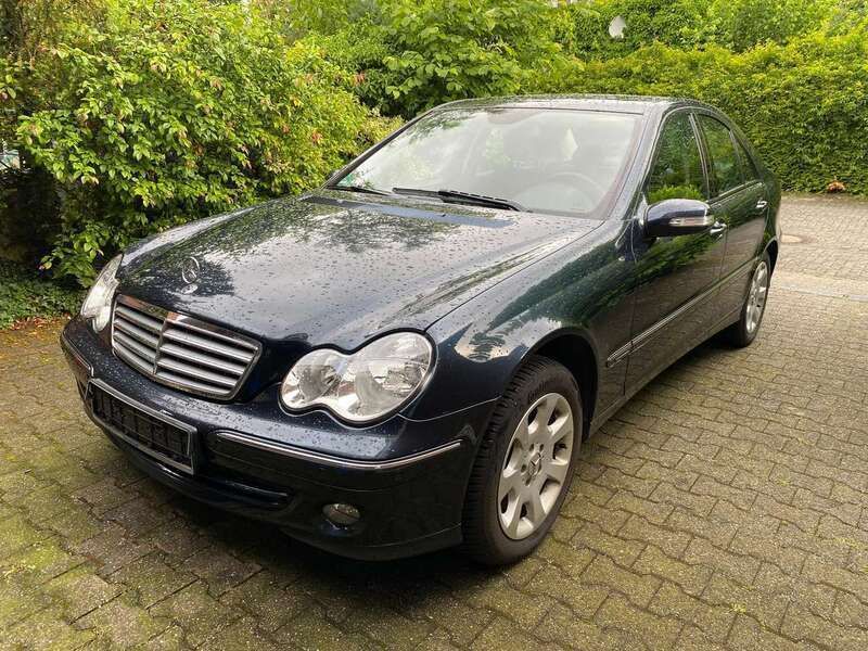 Smaragdschwarz metalliclack Gebraucht 2005 Mercedes C200 Limousine | 7.900 € (Teuer) - Bild 1/4