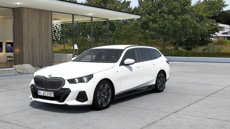 Weiß Gebraucht 2024 BMW 540 Performance Kombi | 65.490 € (Guter Preis) - Bild 1/4