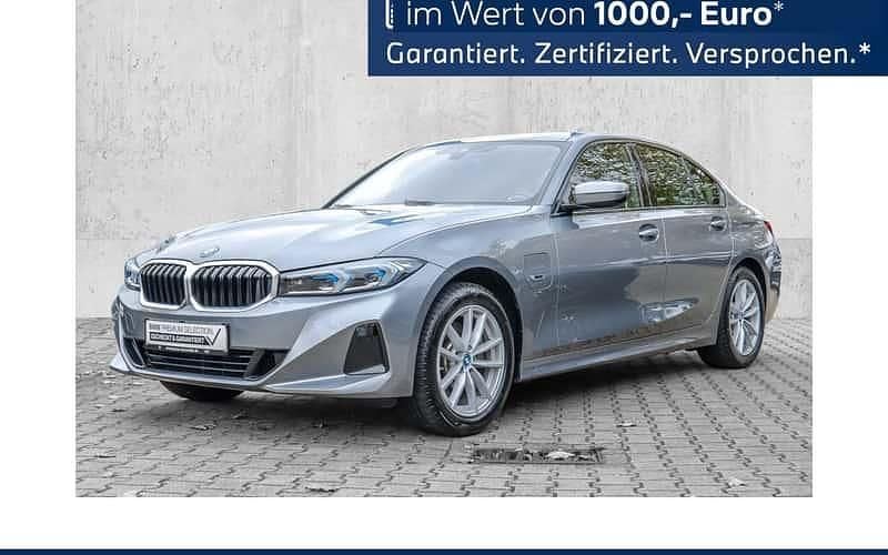 Grau Gebraucht 2023 BMW 330e Sport Line Limousine | 36.990 € (Fairer Preis) - Bild 1/4