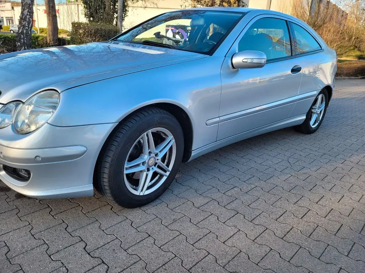 Gebraucht Mercedes C180 143 PS (105 kW) 2007 Silber Coupé