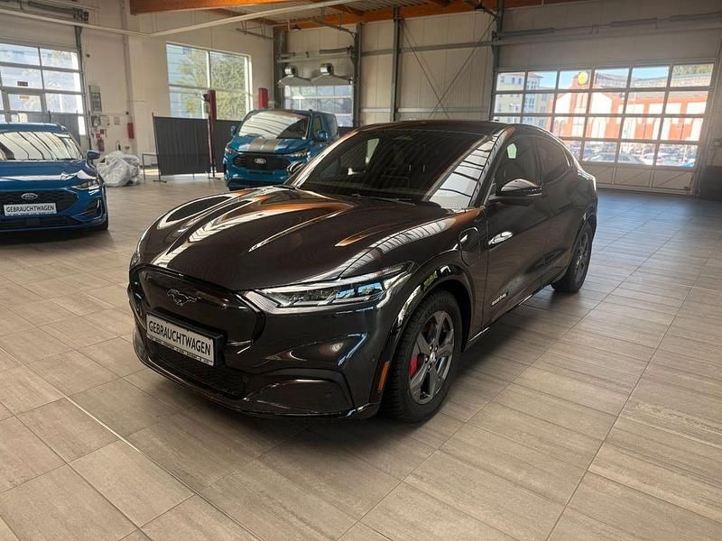 Grau Gebraucht 2022 Ford Mustang Mach-E Premium SUV | 41.990 € (Teuer) - Bild 1/4