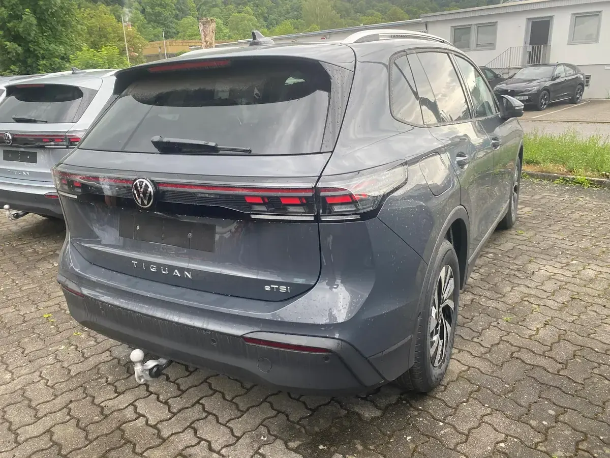 Neu VW Tiguan Life 150 PS (110 kW) 2026 Delfingrau metallic SUV