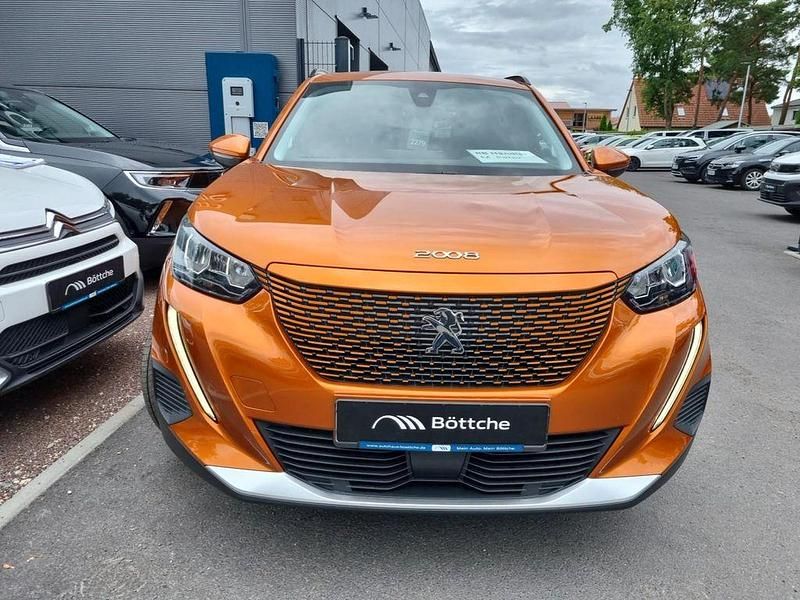 Gebraucht Peugeot e-2008 Allure 100 kW (136 PS) 2021 Lackierung orange fusion/typ a SUV