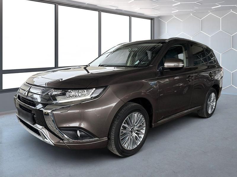 Braun Gebraucht 2020 Mitsubishi Outlander P-HEV Diamant Edition SUV | 24.990 € (Etwas zu teuer) - Bild 1/4