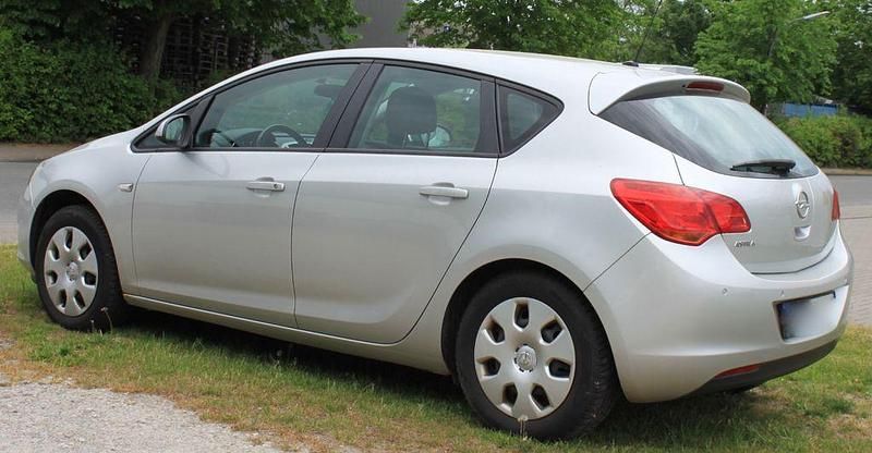 Usado Opel Astra 116 HP (85 kW) 2010 Cinzento Sedan