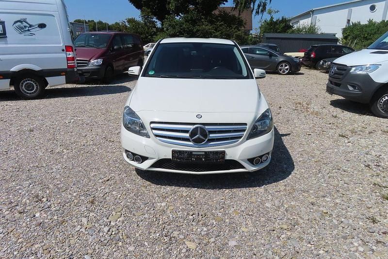 Gebraucht Mercedes B180 122 PS (89 kW) 2012 Weiß Van / Kleinbus
