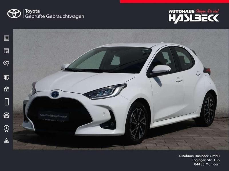 Weiß Gebraucht 2022 Toyota Yaris Hybrid Team Kleinwagen | 19.440 € (Fairer Preis) - Bild 1/4