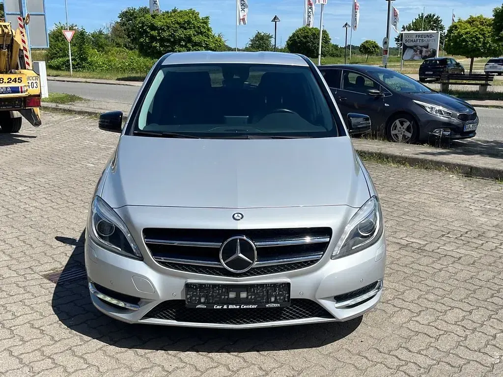 Gebraucht Mercedes B180 Sport 122 PS (89 kW) 2013 Silber Kleinwagen
